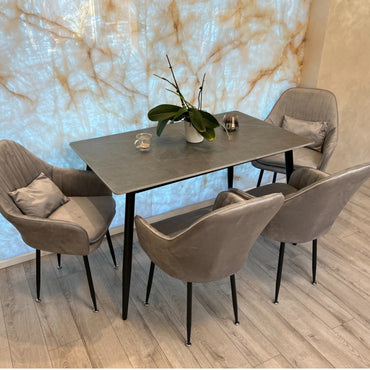 Set masă cu 4 scaune „Grace” – echilibrul perfect între stil și funcționalitate